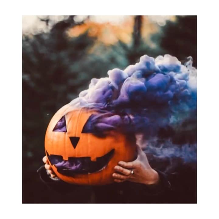 のインスタグラム：「Happy Halloween on this full moon  🌕💀🖤 photo from @shainadaina」