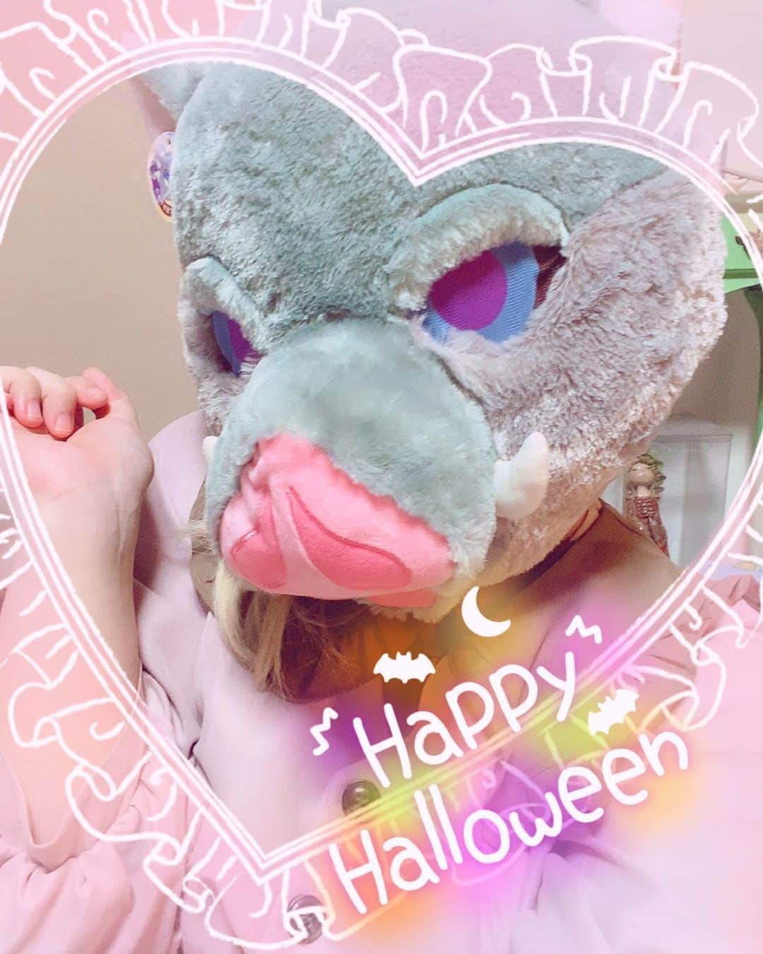 のインスタグラム：「やばい。 過ぎちゃったけど ハッピーハロウィン🎃 全然更新できてないけど とりあえずは呼吸してるよ （ちなみにこの被りは呼吸しんどい） . . . . . #地味ハロウィン #halloween #halloween2020 #kimetsunoyaibacosplay #inosuke  #被るだけハロウィン #手抜きすぎた　#鬼滅の刃 #鬼滅の刃コスプレ #鬼滅  #冨岡義勇推し #イケメン」