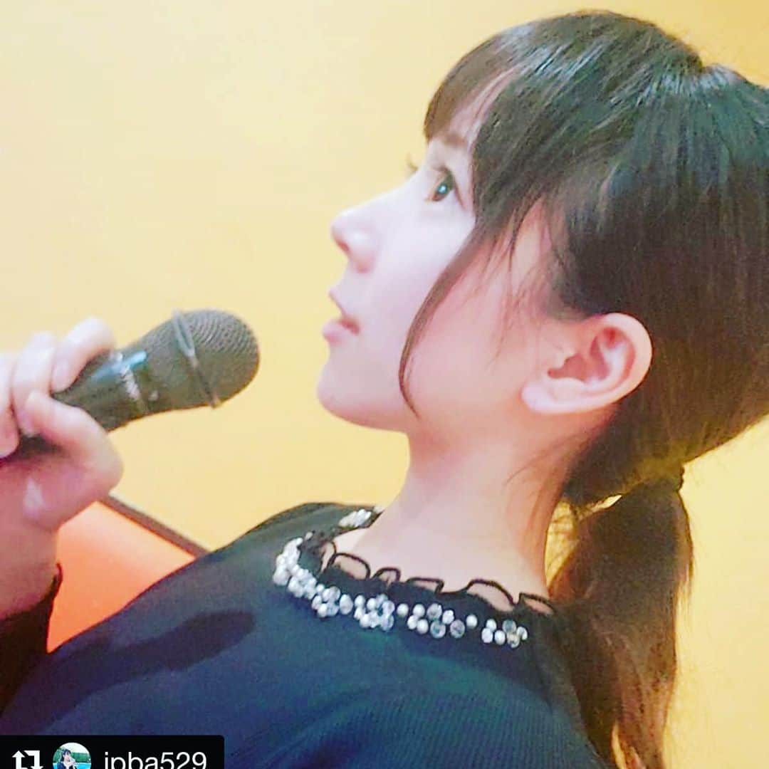 黒田アーサーのインスタグラム：「しいちゃん！明日のROUND1イベントよろしくお願いします😉💕✌️  #Repost @jpba529 with @get_repost 坂本詩緒里プロ❤️ ・・・ 今日はボウリング5時間投げ込みのあと明日のためにカラオケ1時間練習してきました🎤 もうね、久しぶりのカラオケ、1曲で喉痛めました😂 カラオケはアーサーさんにお任せして私はボウリングの方を頑張ります！笑  冗談はさておき、明日の流れがよく分からないとお問い合わせ頂いたので詳細書きますね！  ～ボウリングの内容～ 1.2シフトとも4ゲーム  1ゲーム目担当➡️私 2ゲーム目➡️すみれちゃん 3ゲーム目➡️のいちゃん 4ゲーム目(大トリ)➡️黒田アーサーさん の4人のスコアより打ったお客様に勝利者賞！飛び賞もあります！  今回はリモートだけではなく、吉祥寺店で直接一緒に投げられるので、来られる方はラウンドワン吉祥寺店まで電話お願い致します。 1シフトと2シフトの間に物販させて貰えることになったのでオリジナルマスク販売します🎵(5枚しか無いけど😂)  ～カラオケの内容～ アーサーさんのモノマネライブ のいちゃω新曲披露 4人のカラオケ採点バトル (最下位は罰ゲーム)  途中、歌声に自信のあるお客様とマッチングして、1フレーズアカペラで歌って頂き、私達が合格を出したお客様にプレゼントがあります😂😂😂 ぜひ歌うまなお客様はチャレンジしてみてください🎤  カラオケはコスプレで参加予定です😻 私はカラオケの1曲目は「残酷な天使のテーゼ」を歌う予定♪ すみれちゃんは「夢見る少女じゃいられない」を歌うみたいです！ のいちゃωはまだ決めかねてるみたい😅 明日のお楽しみですね🎵  それでは明日ラウンドワンでお待ちしてます😊💓  宜しくお願いします✨  #ラウンドワン #ボウリング #イベント#カラオケ #お待ちしてます」