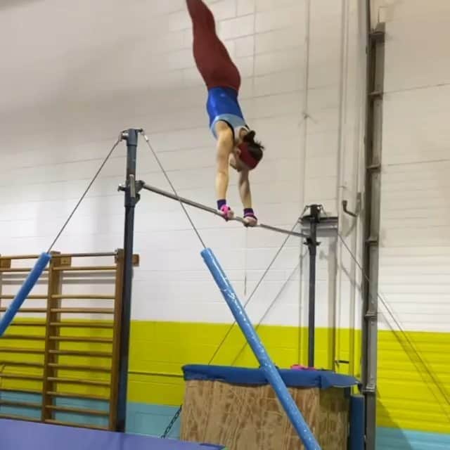 のインスタグラム：「🦄🤣🎃🤣🎃❤ we can't stop watching!!!! @cmemmel23 @coachandymmgym  Reposted from @cmemmel23 Some gymnastics happened today.....🤣🦖🦄  Happy Friday my friends!!  #fridayfunday #chellsiesadultgymnasticsjourney #adultgymnastics #halloween #blowupcostume #unicorn #dinosaur #unicornastics #fridayworkout #trainsmart」