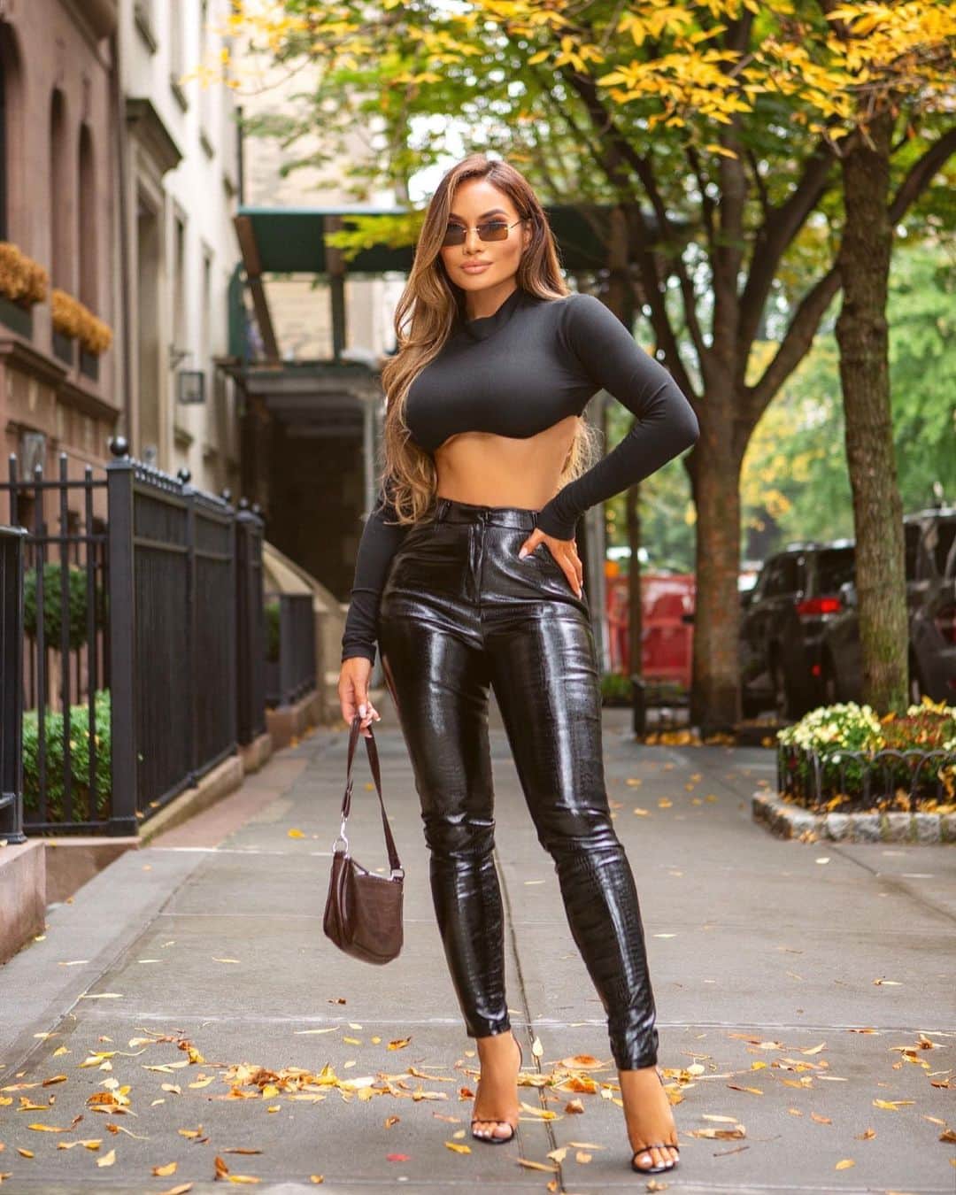 のインスタグラム：「Happy Halloween! Dressed up as Daphne Joy lol 🖤 Be safe loves! @faeriesty #faeriesty」