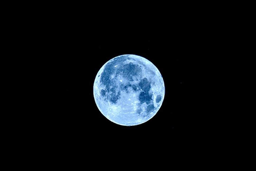 のインスタグラム：「blue Moon  #UNIONE #YUTA  #all_shots #art #blackandwhite #capture #color #composition #exposure #focus #moment #snapshot #写真部　#写真好きと繋がりたい」