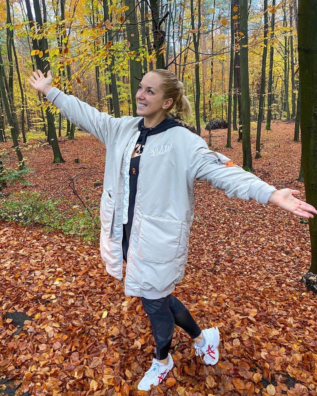 WTA（女子テニス協会）さんのインスタグラム写真 - (WTA（女子テニス協会）Instagram)「😍🍂 #Repost @sabinelisicki ・・・ Had to stop & take a picture here after practice. Aren’t these colors beautiful!? 🤩  Ich musste hier einfach nach dem Training anhalten & ein Foto machen. Wie toll sind diese Farben bitte!? 🤩  #weekend #vibes #smile」11月1日 0時46分 - wta