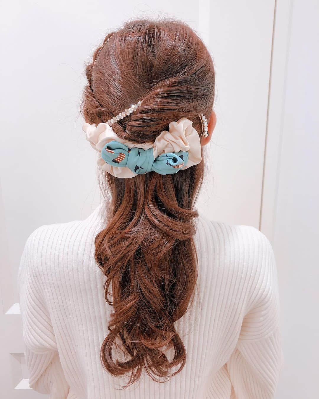 花蝶しほさんのインスタグラム写真 - (花蝶しほInstagram)「#acca #アッカ #ヘアアレンジ #今日も #ハーフアップ #の #シュシュフラワー #でした #片方だけ #編み込み #カチューシャも #してみた #ベリー #ロングバレッタ #と #ベッコクリップ #で #キラキラ #増し」11月1日 0時46分 - s1h0i1h2o