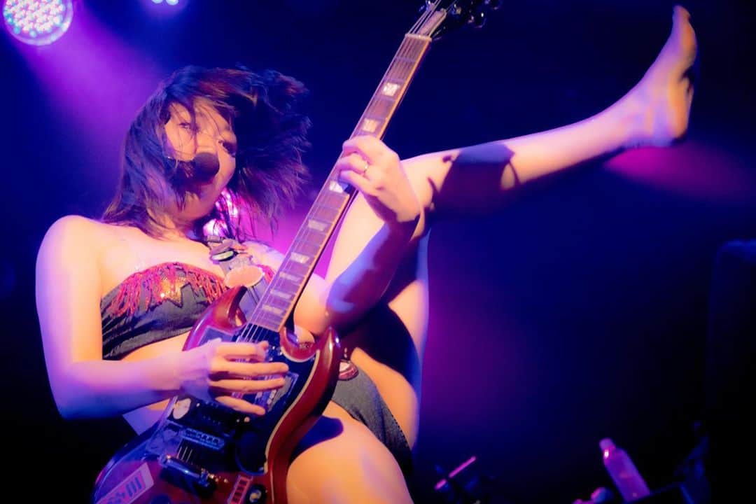 ちゃんまいさんのインスタグラム写真 - (ちゃんまいInstagram)「#ベッドイン　#japanese #sexy #idol #sg #guitar #sgguitar #live  ■Photo SHUN UEHARA @luckyhappyshun」11月1日 0時47分 - dakko_shite_cho3