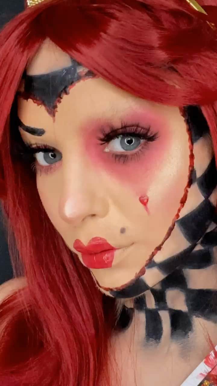 Smashboxのインスタグラム：「Who's been painting my roses red? For painting my roses red, someone will LOSE his head! 🥀 ☠️  Queen of Hearts by our artist @heatherjacksonbeauty –products below: 🂽 Primer oil 🂽 Full coverage Foundation 🂽 Studio skin concealer 🂽 Covershot Palette - Ablaze  🂽 Primer water 🂽 Superfan mascara 🂽 Always on liquid lip – Bang Bang 🂽 Halo Highlighter Palette 🂽 Cali Contour 🂽 Always on Liquid Liner 🂽 Always on liquid lip – Tar Pit 🂽 Gloss Angeles – Extra Shine」