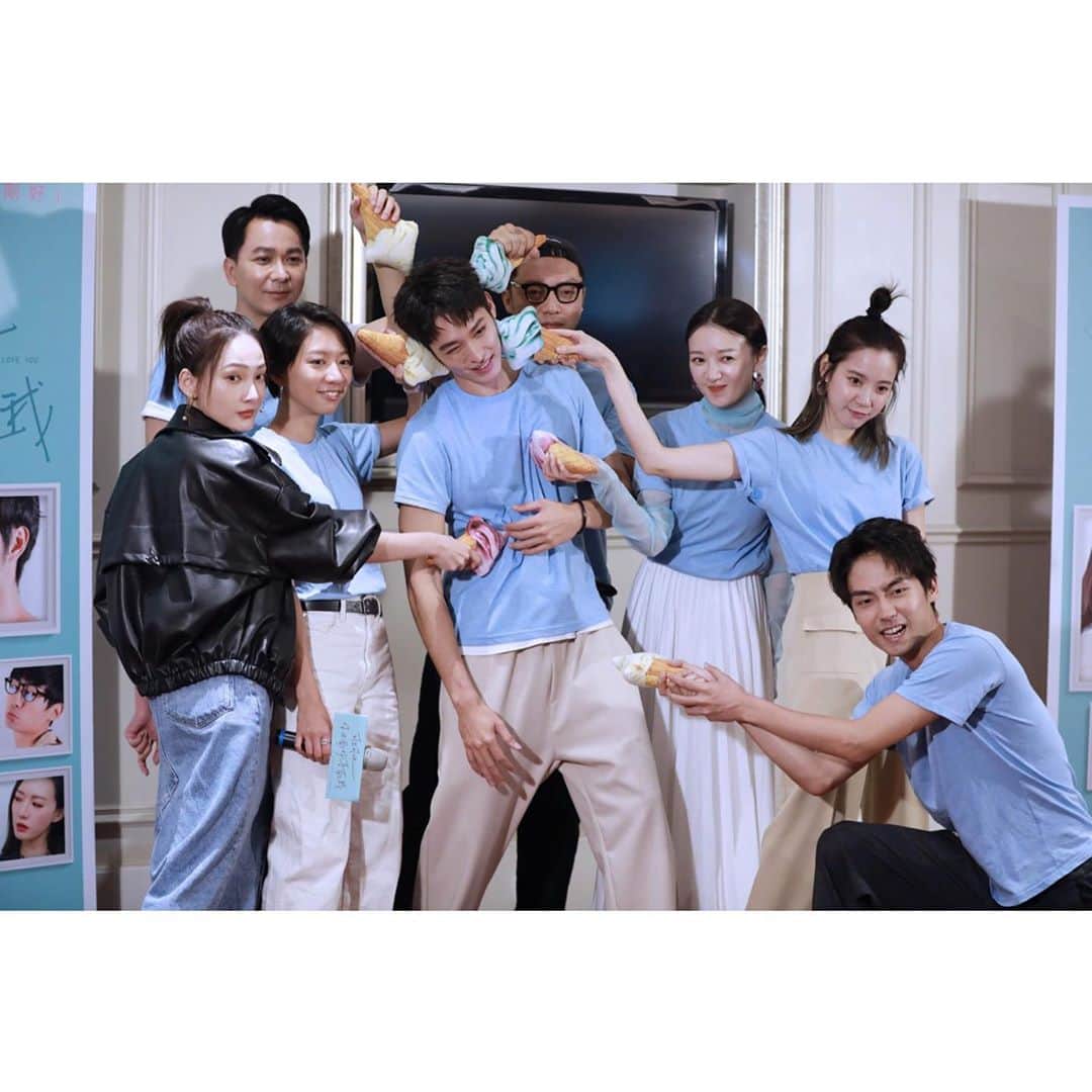 のインスタグラム：「可不可以你也剛好喜歡我 下台一鞠躬 特別感謝 @skyfilms_movie 團隊讓我還有這個機會可以跟熱情的大家見面非常感謝！！ 這段時間看到團隊演員導演肆一老師在為這部作品不段的努力宣傳真的好羨慕好羨慕也辛苦了 有時候ㄧ個人滑著手機看著大家奔波於映後簽名會 突然覺得自己好孤單😔又覺得很對不起大家 也覺得對可可迷很不好意思 很多海報簽名少了我 就像是拼圖少了ㄧ塊 覺得好遺憾 好在還有機會讓我把這塊拼圖完成 謝謝大家這幾天的熱情讓我感受到可可迷的力量 謝謝大家 助豪下車了掰掰  祝好」