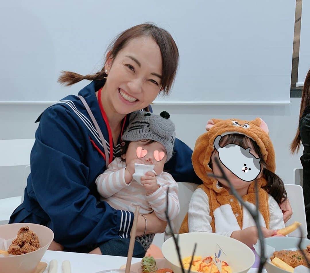戸部洋子のインスタグラム：「ハロウィン🎃姉と弟🐭コス 私、謎のスケバンおさげ特にコンセプトなし🤣　そして今年も🔪🤣  #ハロウィン#お姉ちゃん親の好きなように着せられるのも今年最後かな#ハロウィン仮装」