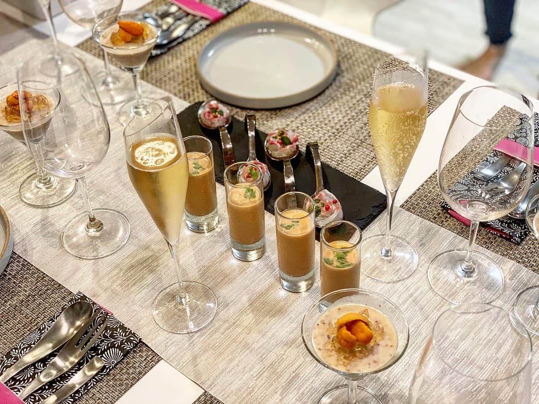 のインスタグラム：「* 先日、夫婦andジルで しおりさんのおうちにお招き頂きました😍❤️ @shiori_0211  @jill_schna  * しおりさんは私の憧れの女性🙈✨ 旦那様も優しくて素敵だし、 むすめっちも可愛すぎて私たちは終始ニヤニヤw * そして、おうち料理とは思えないオシャレand美味しすぎるお食事に終始感動🥺❤️ フォアグラにポルチーニにラム…どうゆうこっちゃ🤣✨ * 私もこんなおもてなしができるようになりたいなぁ✨ * しおりさん、本当にありがとうございました‼️ 次は是非我が家へ❤️ #おうち料理　#おもてなし」