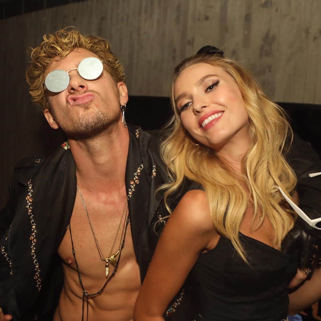 のインスタグラム：「My favorite world wide holiday! 🎃 Won’t be as wild as last year, but still going to find a way to get weird.」