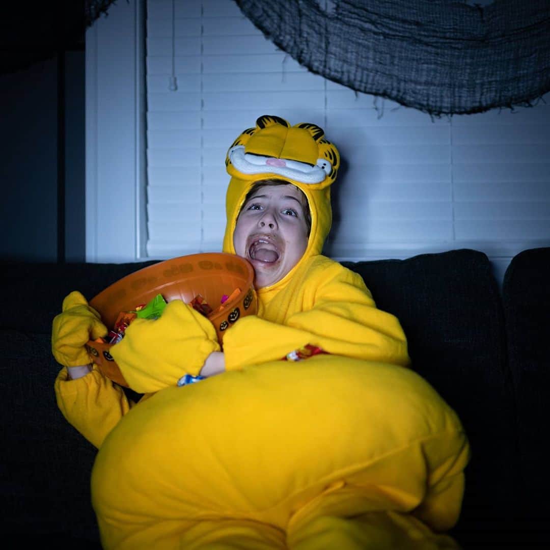 ジェイコブ・トレンブレイさんのインスタグラム写真 - (ジェイコブ・トレンブレイInstagram)「Eating junk and watching horror movies is not cancelled.  #happyhalloween 🎃 #Garfield  * (📷: @camillecandia)」11月1日 0時51分 - jacobtremblay