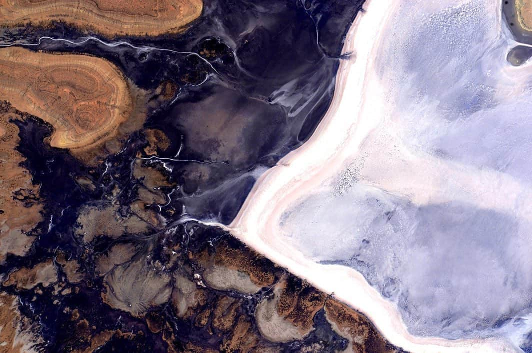 スコット・ケリーさんのインスタグラム写真 - (スコット・ケリーInstagram)「My favorite ghostly, eerie, fiery, other worldly, dark matter hints of Halloween in Earth’s terrain. Happy Halloween! #EarthArt」11月1日 0時51分 - stationcdrkelly