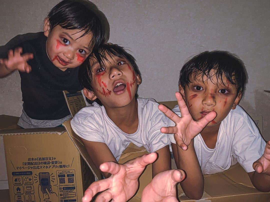 新井ニーニャのインスタグラム：「🖤  𝑯𝑨𝑷𝑷𝒀 𝑯𝑨𝑳𝑳𝑶𝑾𝑬𝑬𝑵👻  みんなでゾンビごっこ🧟‍♀️🧟‍♂️  #3人兄弟 #歳の差兄弟 #男の子兄弟 #やんちゃキッズ #ハロウィーン #ゾンビ #ゾンビコスプレ #ゾンビメイク #2歳7ヵ月 #2歳児 #おばけちらい #ハロウィン #ハッピーハロウィン🎃」