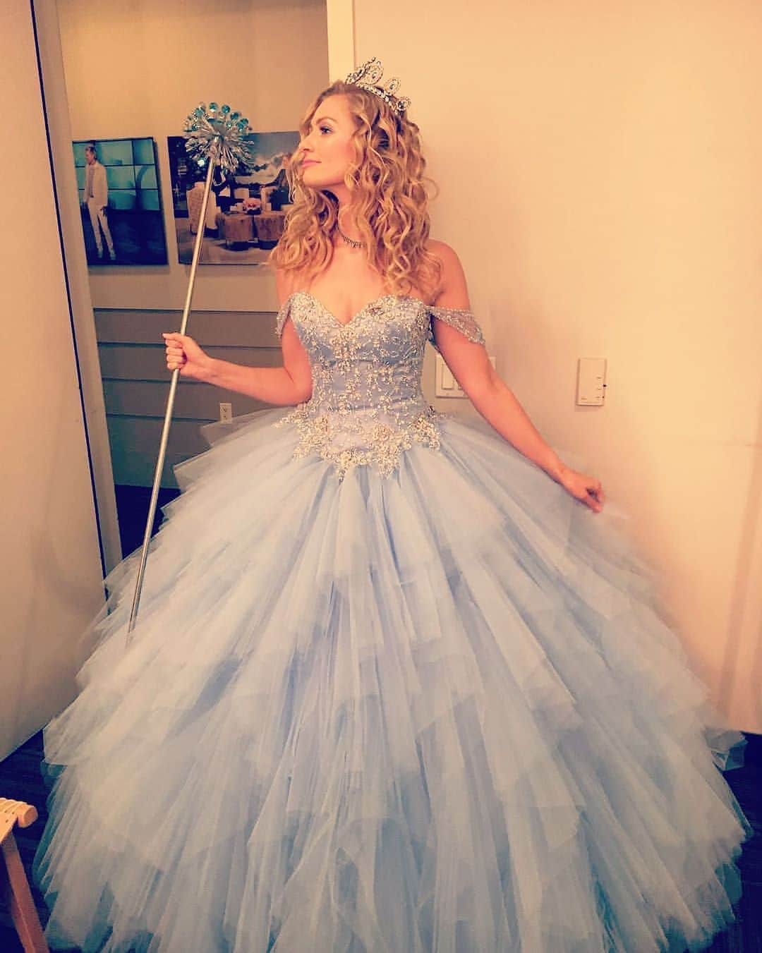 のインスタグラム：「Still my favorite #Halloween / #halloweencostume Glinda with a GA! @kchenoweth @wicked_musical @theellenshow」