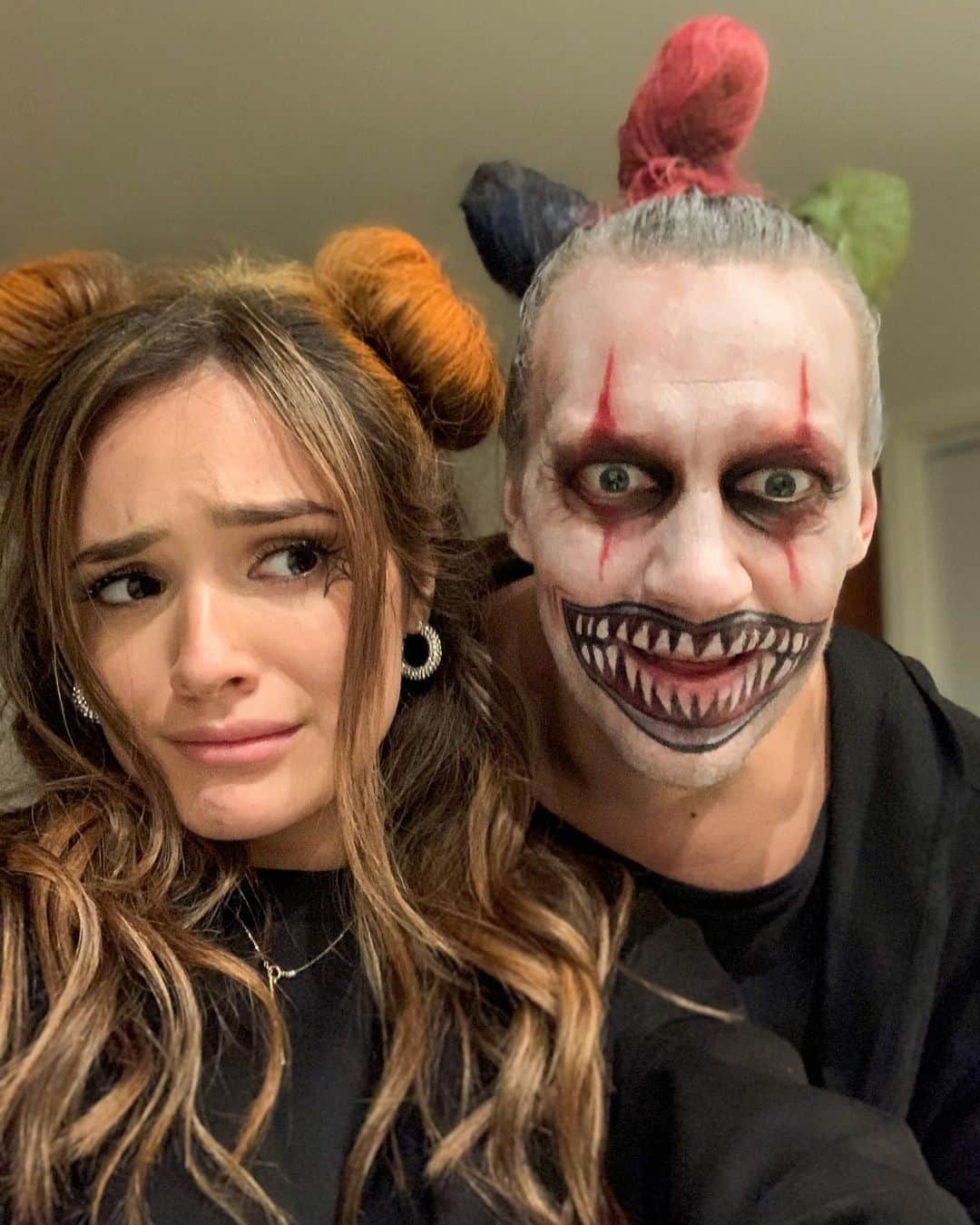 チャチー・ゴンザレスのインスタグラム：「HAPPY HALLOWEEN SPOOKY PEEPS! 🎃 although Halloween isn’t celebrated in Finland like it is in the US, we had a home family day with our little Cinderella for her first Halloween (don’t worry, jukka had this makeup a few days ago, Soffe girl didn’t see) ❤️ stay safe, stay weird and wear a mask tonight! 🤘🏼」