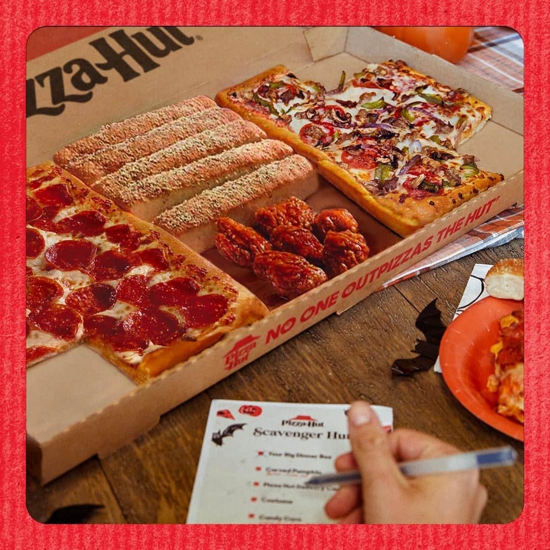 Pizza Hutさんのインスタグラム写真 - (Pizza HutInstagram)「Get the Big Dinner Box. Check that box. Then grab your family and friends to find the rest of the Huts and Haunts out there. Download and print your scary scavenger hunt at the link in our bio.」11月1日 1時00分 - pizzahut