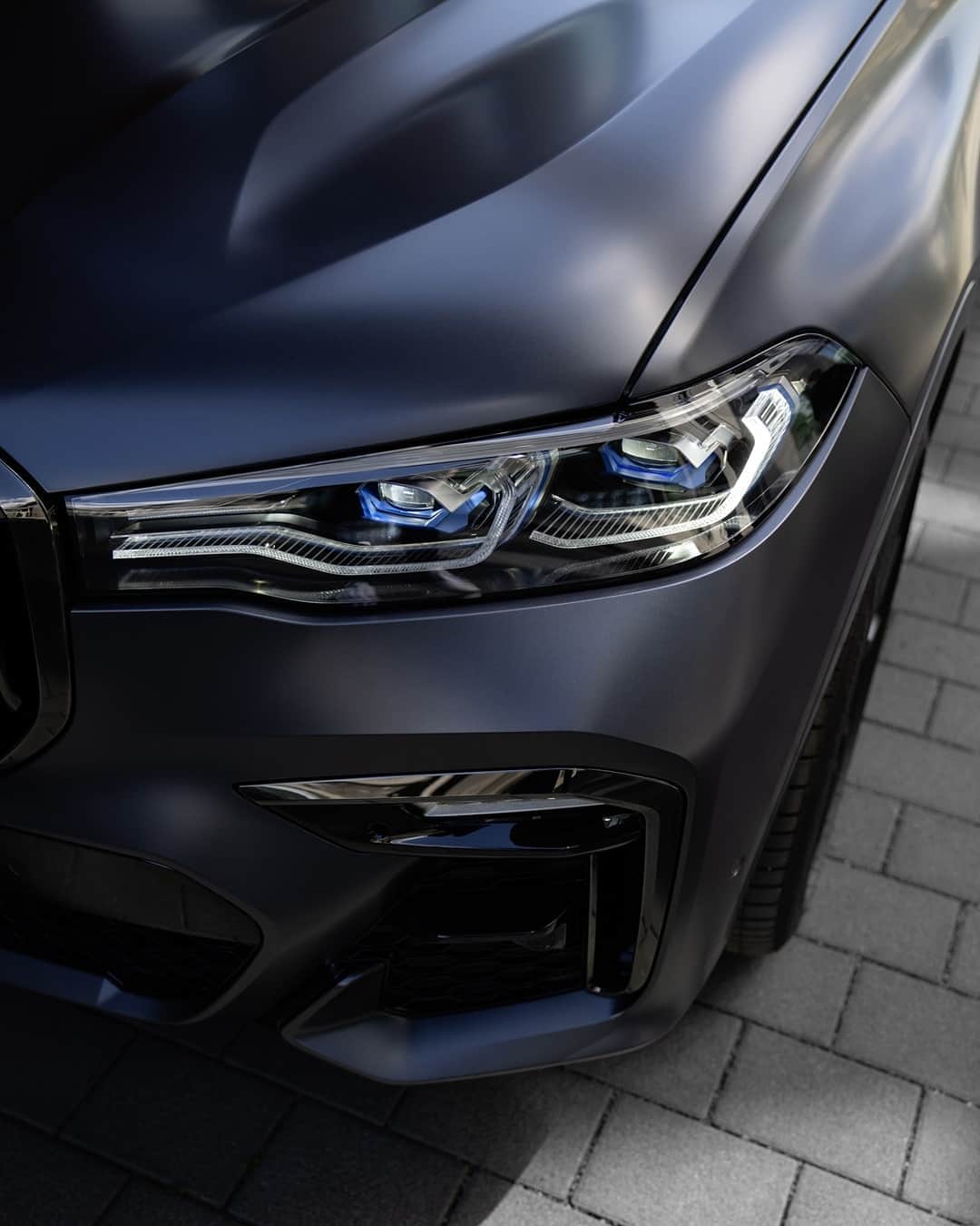 BMWさんのインスタグラム写真 - (BMWInstagram)「No, this shadow will not haunt you. The BMW X7 Dark Shadow Edition. #TheX7 #BMW #X7」11月1日 1時01分 - bmw