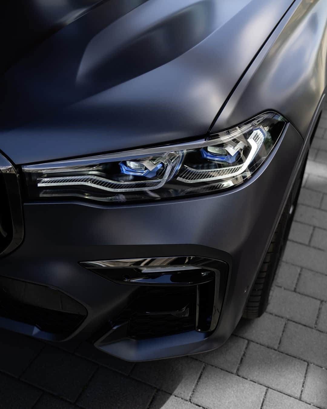 BMWのインスタグラム：「No, this shadow will not haunt you. The BMW X7 Dark Shadow Edition. #TheX7 #BMW #X7」