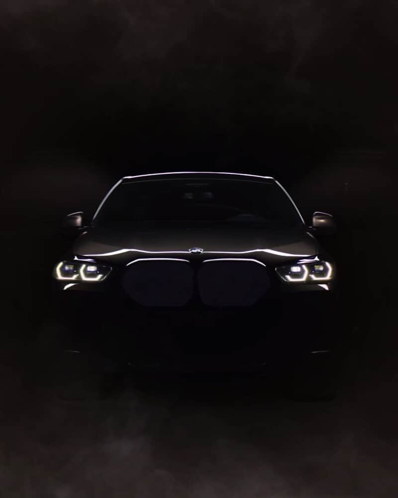 BMWのインスタグラム：「Heart pumping hard, but no danger in sight. Just keep both eyes open for the face in the night. Happy #Halloween 🎃 #TheX6 #BMW #X6 __ BMW X6 M50i: Fuel consumption in l/100 km (combined): 10.7–10.4. CO2 emissions in g/km (combined): 243–237. Further information: www.bmw.com/disclaimer.  	 Acceleration (0-100 km/h): 4.3 s. Power: 390 kW, 530 hp, 750 Nm. Top speed (limited): 250 km/h.」