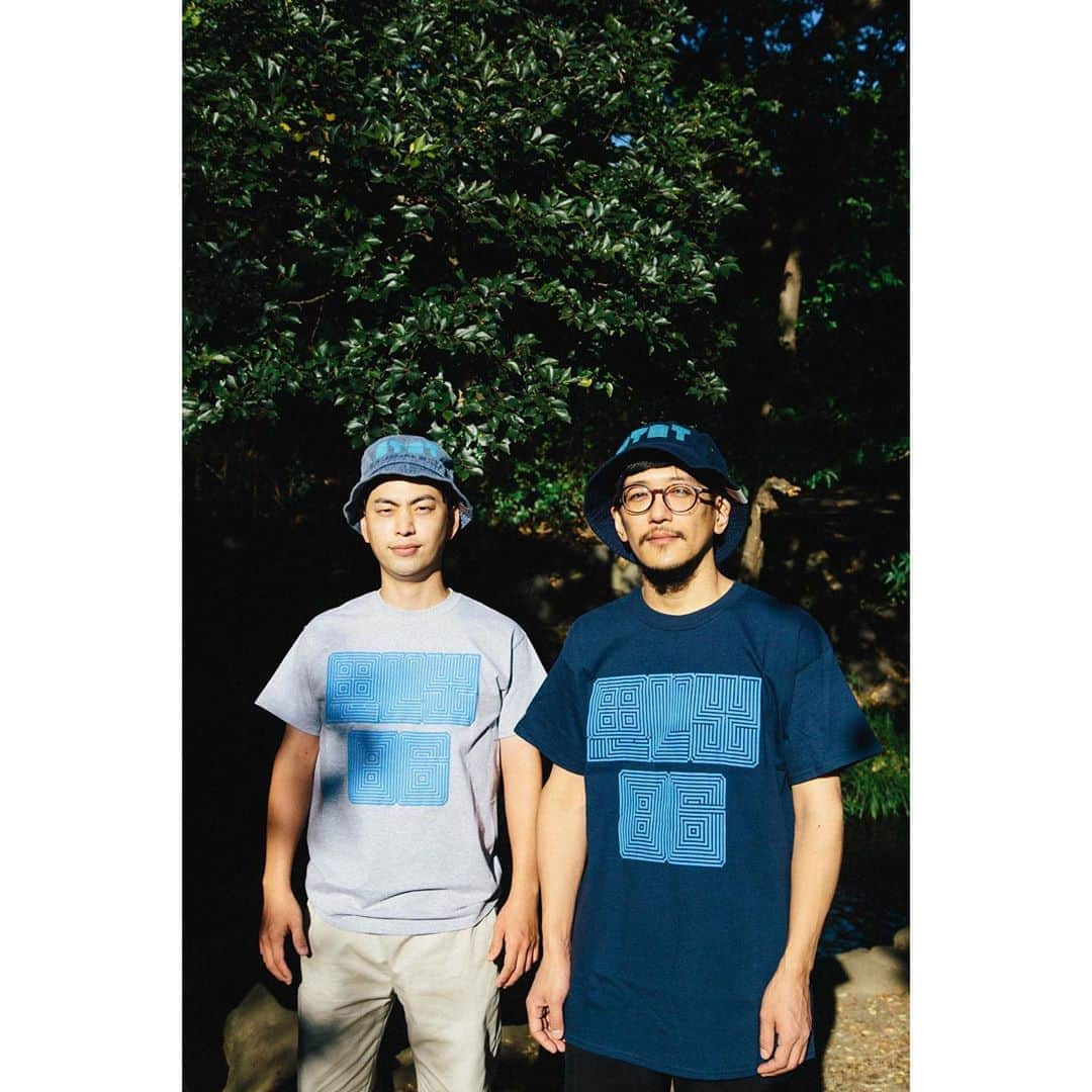 思い出野郎Aチームさんのインスタグラム写真 - (思い出野郎AチームInstagram)「思い出86 Tシャツ グレー/ネイビー 3000円﻿ OYATバケットハット ネイビー/ヴィンテージネイビー 4800円﻿ ﻿ 11/1 15:30〜11/9 23:59まで、カクバリズムのデリヴァリーで受注販売！﻿ ﻿ Photo @pppanchiii  Costume design @venderwoh  ﻿ 思い出86 Tシャツ﻿ ﻿ XS〜XXL﻿ ﻿ 衣装のインナーのデザインを落とし込んだTシャツも完成！﻿ 迷路の様なグラフィックはよく見ると思い出86（野郎）の文字に！﻿ 立体感のある発泡プリントでリッチな仕上がりです！﻿ 背中にはA-TEAMの文字もプリントされており、ジャージとの相性も抜群です！﻿ ネイビーとグレーからお選びいただけます！﻿ ﻿ ＊＊＊＊＊﻿ ﻿ OYATバケットハット﻿ ﻿ サイズ：トップ（直径）/高さ/ツバ/頭周り﻿ S/M：17.0/9.0/5.5/59.0﻿ L/XL：18.0/9.0/6.5/60.0﻿ コットン100%﻿ ﻿ 一部のメンバーも衣装で着用しているバケットハット！OYATロゴとAのタグが素敵な仕上がり！﻿ 衣装でも使っているネイビーと、後染め加工をしたヴィンテージネイビーの二色展開です！﻿ ﻿ #思い出野郎Aチーム﻿ #カクバリズム」11月1日 1時06分 - oyat_official