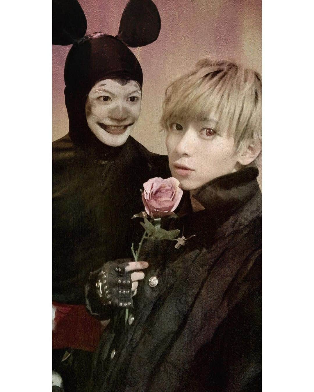 のインスタグラム：「Happy Halloween🎃🖤❤️💜💀👻😈🎃🍭🍬🍪💜❤️🖤  #ハロウィン #happyhalloween  #コスプレ #仮装 #イケメン #薔薇 #顔面国宝  #ミッキー #ディズニー」
