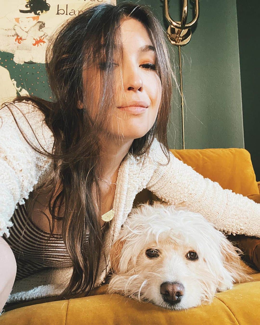 ケイト・ボイージェルのインスタグラム：「so excited to play another IG Live with my favorite band member right here tomorrow at 1pm PST / 4pm EST! 🎶 I’ll be sharing some really fun news during the show so make sure to stop by and hang! 🎵🎶🎵  .  Also happy Halloween! 🎃 I may or may not be planning to dress up head to toe just to drink wine on my couch later so stay tuned for photographic evidence 👻🍷」