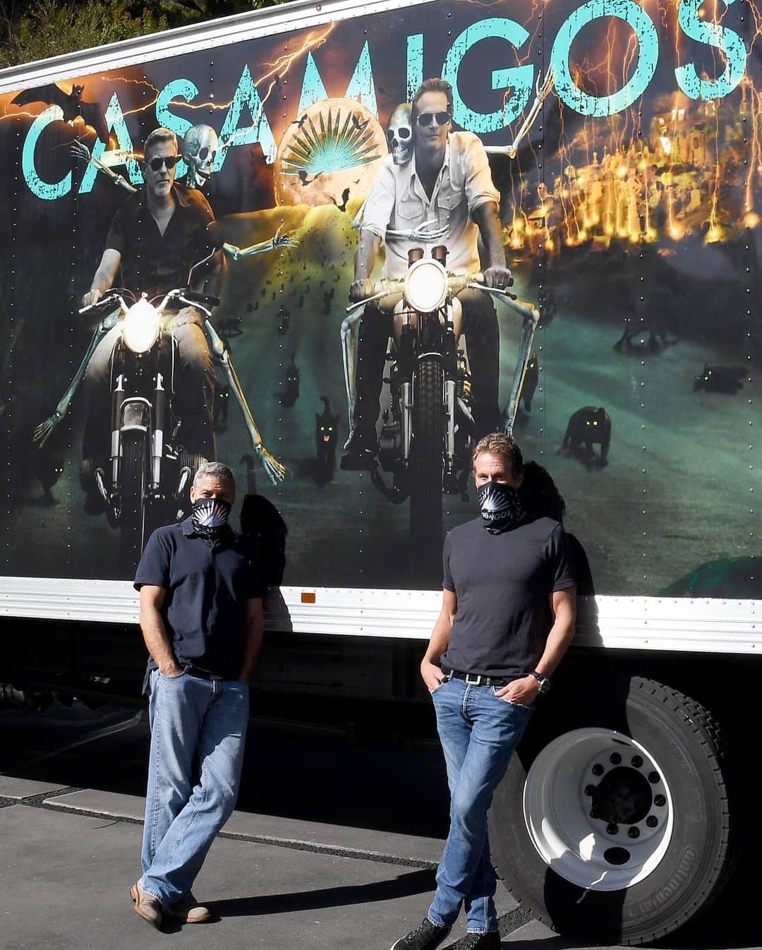 Just Jaredさんのインスタグラム写真 - (Just JaredInstagram)「George Clooney and Rande Gerber can’t host their annual Casamigos Halloween party this year, so they sent this cool truck around L.A. to visit their celeb friends! #GeorgeClooney #RandeGerber Photos: Kevin Mazur, Michael Kovac / Getty」11月1日 1時09分 - justjared