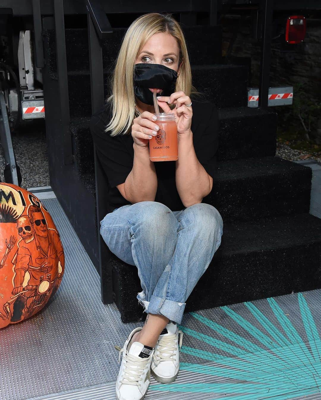 Just Jaredさんのインスタグラム写真 - (Just JaredInstagram)「George Clooney and Rande Gerber can’t host their annual Casamigos Halloween party this year, so they sent this cool truck around L.A. to visit their celeb friends! #GeorgeClooney #RandeGerber Photos: Kevin Mazur, Michael Kovac / Getty」11月1日 1時09分 - justjared