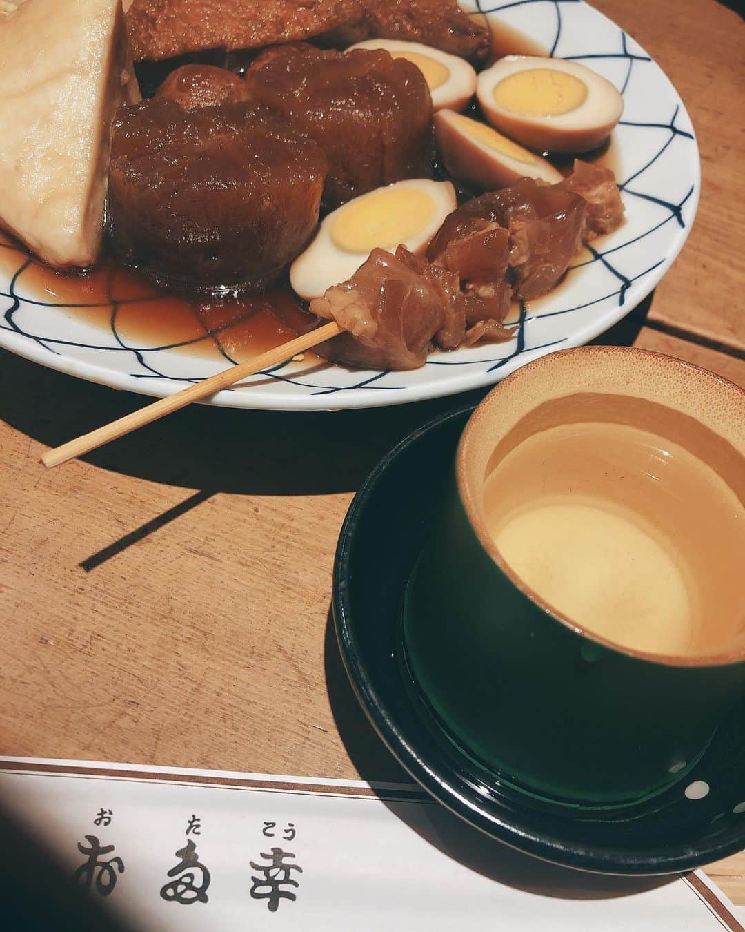 阿部洋子さんのインスタグラム写真 - (阿部洋子Instagram)「🍢 妹とやや遅めのランチ。 という名の ちょい昼飲み🍢  おでん～！ だいこん、味しみしみで美味ー！  途中から 日本酒におでんのお汁入れて、 出汁割りに。 醍醐味や！  #美味しゅうございました   終盤、サプライズゲスト登場笑 ちょっとしたカオスだったけど、 おもろかった！  #おでん #出汁割り #カキフライ  #日本酒 #sake #昼飲み」11月1日 1時13分 - hirocoring