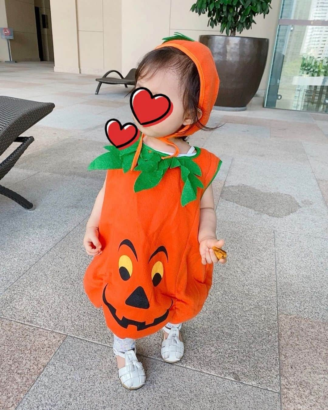 酒向杏奈のインスタグラム：「. . Trick or treat！ . パンプキンだよ〜！と教えると . 「パンピン🎃パンッピン！」 . とカボチャを持って走り回ってます。(笑) . 今年はマンションの敷地内で仮装だけ👻 . 少人数ですがお友達とも会えて、また一つ良い思い出が出来ました♪ . #Halloween #初めての仮装 #pumpkin #1歳6ヶ月 #女の子 #マレーシア生活 #ハロウィンの思い出🎃」