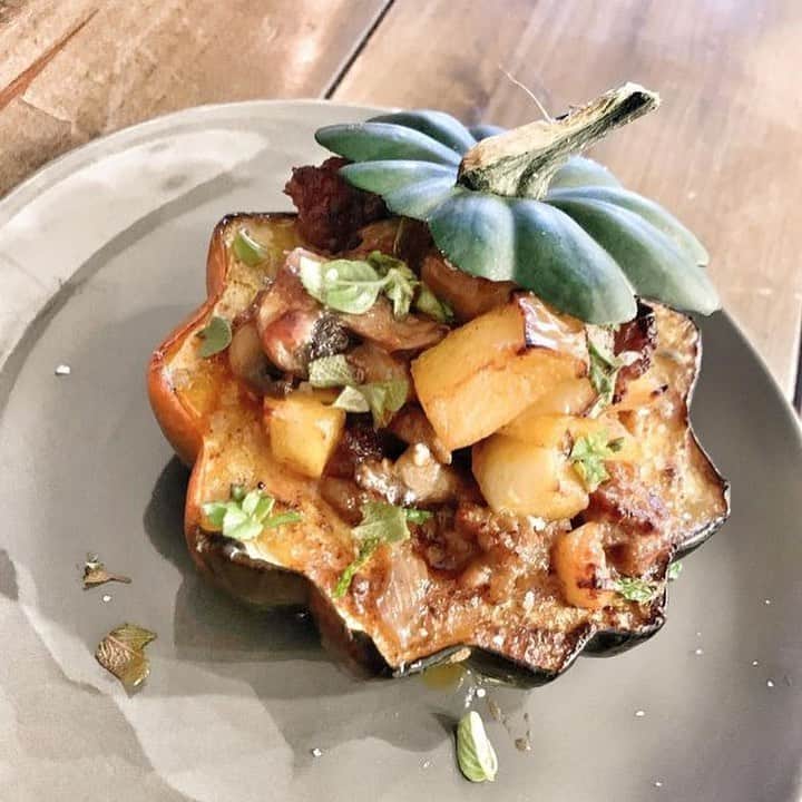 ジョンソンヴィルのインスタグラム：「Happy Halloween! Fill up your plate with a serving of spooky, savory, and sausage-y fun cooked up by some creative fans. All treats no tricks with these meals, and each made #BetterWithSausage 😜  🎃Apple & Sausage Stuffed Acorn Squash: 📷 @chay_cant_cook  🎃Eye See You Spaghetti & Meatballs: 📷 @plumpypastaprincess  🎃Puffy Mummy Dogs: 📷 @nevafindsfood  🎃Sweet & Spicy Beddar Cheddar Corn Dogs: 📷 @butterthantherest_  🎃Jack-O-Lantern Stuffed Peppers: 📷 @spiceupyourketokitchen  #HappyHalloween #Halloween #TrickOrTreat #holidayfood #UGC #fanfood #sausage #fallfood」