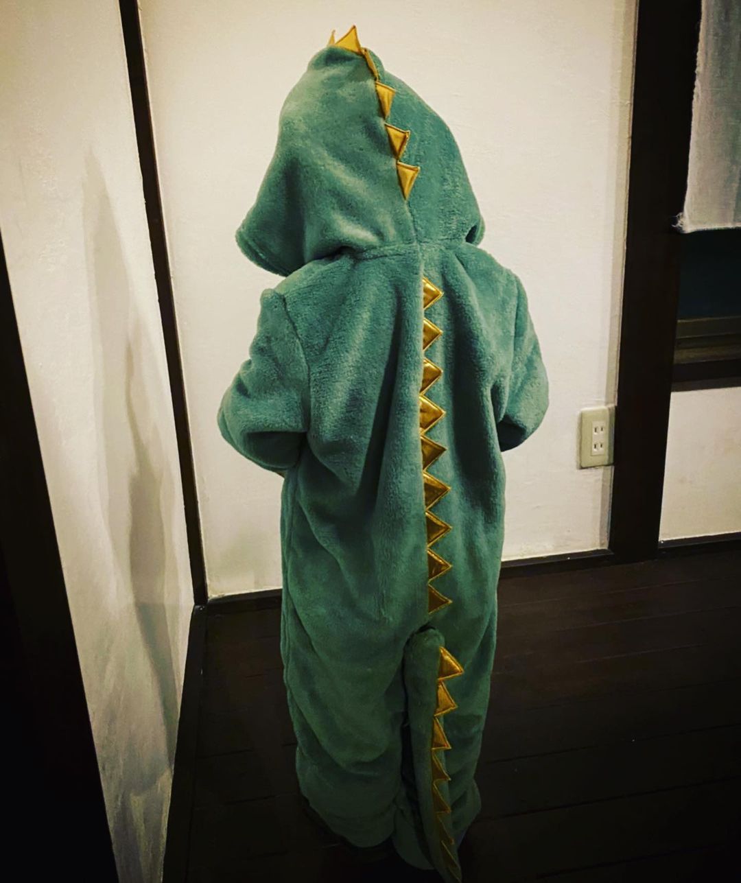 maatamagosanのインスタグラム：「後ろ姿気に入ってた お菓子いーっぱいもらってごきげん」