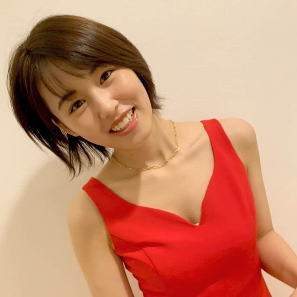 竹内愛紗のインスタグラム：「🎂💖 . 10月31日をもちまして、19歳になりました！✨ 10代最後の歳を楽しみたいと思います🍀 よろしくお願いします🙏 . 今年は真っ赤なドレスをきました❤ . . #1031#ハロウィン#さらば18歳#よろしく19歳#赤ドレス#❤」