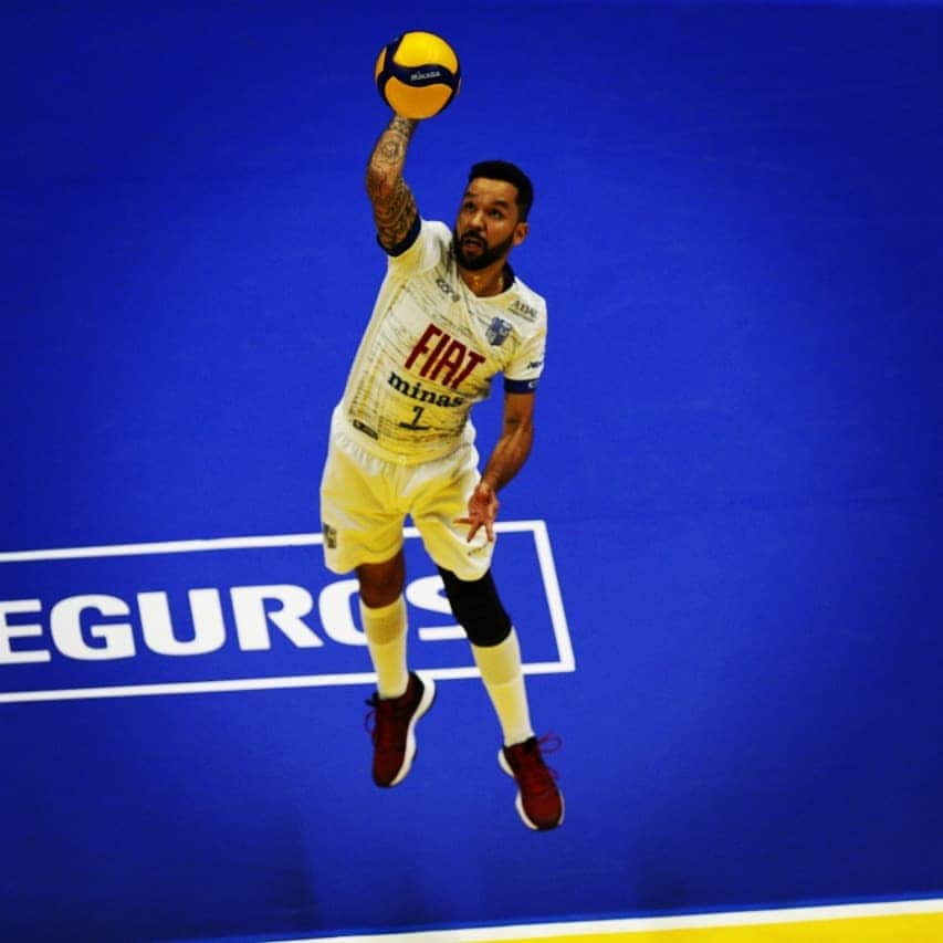 ウィリアム・アルジョナのインスタグラム：「Hoje se inicia mais uma Superliga: a minha 20° no Brasil! São 20 Superligas vividas intensamente, sempre em busca da excelência. Vitórias aconteceram, mas muitas derrotas fizeram parte dessa trajetória. E eu me orgulho muito dessas derrotas, foram elas que me ensinaram e me fortaleceram para que eu aprendesse a saborear as vitórias que viriam a acontecer. É muito fácil falar das vitórias, o difícil é expor as derrotas e fraquezas, principalmente, quando precisamos aprender a respeitar e valorizar os logros dos adversários. O esporte ensina. Na vida, as derrotas são tão importantes quanto as vitórias, e assim seguimos, cada dia em busca do aprendizado e sabedoria para quando as vitórias aparecerem estarmos prontos e sermos merecedores. #superligabancodobrasil #minastenisclube #volleyball #lifestyle #wm #w7elmago」