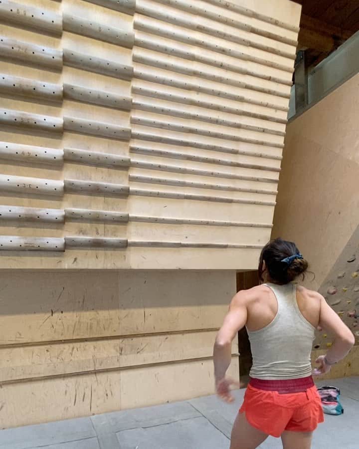 アレックス・パッチシオのインスタグラム：「Some of my campus-board exercises I do.  . Video 1: - Jump to rung #3 with one hand and do a 1-arm pull through to rung #6 and another pull through to #9. . Video 2: - Jump to rung #3 with one hand and pull through to #6. . Video 3&4: - Standard 1-5-8. . Just started to get back into campusing again. I was doing 1-5-8 just 3-weeks after my last ACL knee surgery, last year, when I was on crutches and I couldn’t put ANY weight on it! 😳 I can’t believe I felt so confident and strong enough then to know I wouldn’t fall! Definitely have some work to do to get that good at campusing again! 🤣  . @scarpana @organicclimbing @frictionlabs @evn_cbd」