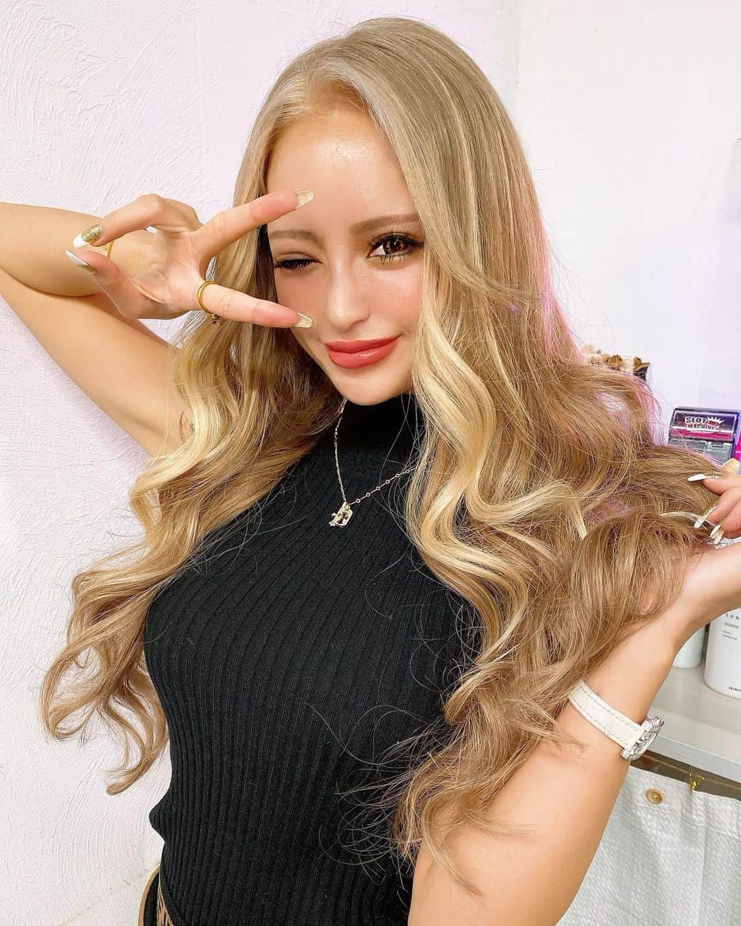ぱぴのインスタグラム：「. . イメチェンして前髪だけハイトーン残したまま 後は全部暗めに染めてもらったら 前髪ハイライトになるじゃーん😍て なって急遽フレーミングハイライトに してもらいましたっ🥰🥳大満足🙌 来月はもっと暗めにして色の差だそうかな☺️ . . #ヘアカラー #フェイスフレーミング  #ヘアサロン #レイリー #今泉  #haircolor #hairsalon #reilly」