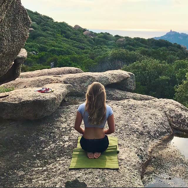 ローラ・マリノさんのインスタグラム写真 - (ローラ・マリノInstagram)「🌿 Feeding my soul with nature 🧘🏼‍♀️ . Miam le prana 😋🙏🏻🧘🏼‍♀️🤣 . . #yoga #breathe #yogi #nature #yogaspot #yogainspiration #meditate #yogainnature #corsica #corse #yogapractice #breathe #jadeyogamat #jadeyoga #blondhair #prana」11月1日 1時42分 - _lauramarino