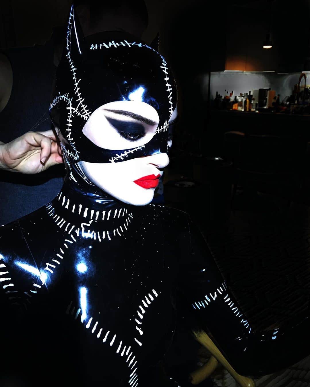 Carolina Gonzalezさんのインスタグラム写真 - (Carolina GonzalezInstagram)「🦇HALLOWEEN THROWBACK🎃  Martha as “Catwoman” 🦇  @marthahunt  @daniellepriano  @nonamahmoudi  #MakeupCarolinaGonzalez  #CGonzalezBeauty  #throwback #Halloween  #Catwoman #Batman #GothamCity」11月1日 1時43分 - cgonzalezbeauty