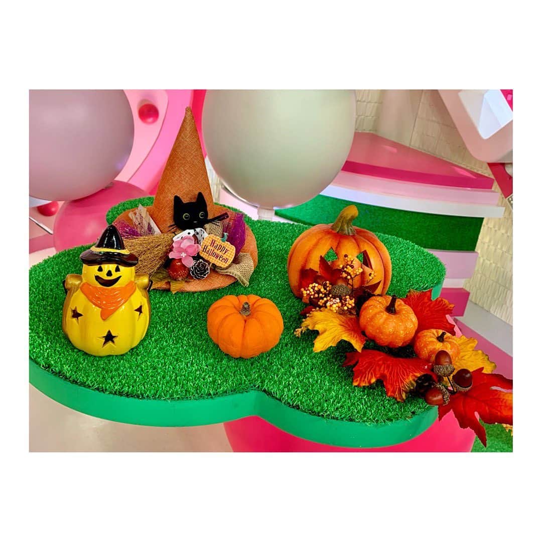 佐藤梨那さんのインスタグラム写真 - (佐藤梨那Instagram)「Happy Halloween 🎃   Oha!4スタジオには ハロウィーンのデコレーションが たくさんありました🎃❤️  Goodbye October🍁」10月31日 16時46分 - sato_lina