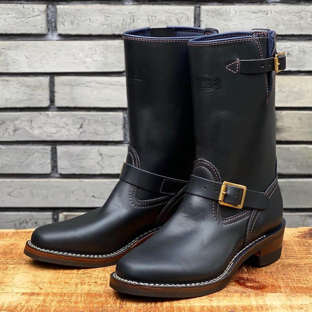 のインスタグラム：「Custom Sample "Boss"  要所にお客さんのこだわりが詰まった"Boss"のご紹介！ レザーは光沢感があり、柔軟性に優れた"Black Tie Domain" Boss Toeよりもつま先の形状が細く薄い"Narrow Toe"や、それに合わせてヒール高を少し高く、ヒールカットも"Western Heel"に変更し、スマートな仕上がりを意識した仕様です。 細身の体系でタイトなパンツを履くことが多いため、シャフト径も通常より1"細くしパンツのシルエットを崩さない工夫もされています。 極めつけは差し色として取り入れられたネイビーカラーのレザーライニング！ ブーツを着脱する際に見え隠れする差し色から遊び心を感じますね！ 要所のこだわりポイントが相まって、クラシカルかつドレッシーな雰囲気漂うBossに仕上がりました！ 詳しい仕様内容はスタッフブログにてご覧ください！ @wesco_japan アカウントトップのURLからブログへリンクします。  #customsample #mywesco #wesco #boss #custom #boots #wescoboots #westcoastshoecompany #scapoose #oregon #usa #madeinusa #wescojapan #wescoosaka #wescoebisu #wescosetagaya #wescokanazawa」