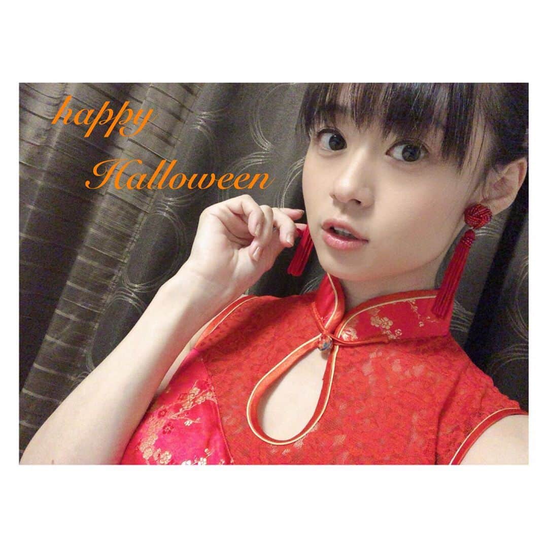 柳野玲子のインスタグラム：「ハッピーハロウィン👻💓 今日は配信で遊んでます✨ まずはデビュー当時にDVD撮影の衣装で来たチャイナ🥰 18年ぶりの着用でした。笑 夜はクモ女で配信予定です♪♪ #イチナナ #イチナナライバー #ハッピーハロウィン #ハロウィンコスプレ #チャイナドレス #ステイホーム」
