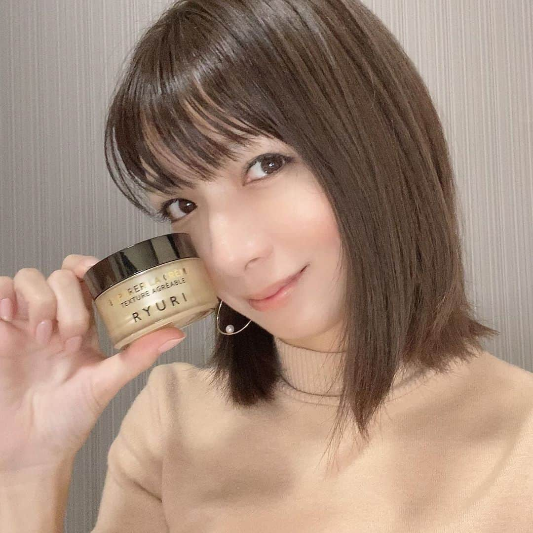 中谷あすみさんのインスタグラム写真 - (中谷あすみInstagram)「最近使っているオールインワンクリームは @ryuri_official の物✨ 夫婦二人三脚で開発されたらしく再生医療から誕生した驚異の若返りクリームだそうです🙌 実際使用してみたら固めのテクスチャーで密着力も強めだから、お肌をしっかり守ってくれる感じがしました！ 翌朝のかさつきなども気にならなく良かったです◎  #RYURI#RYURIオールインワンクリーム#妻の夢を叶えたい#夫婦二人三脚で開発#世界中の人々に若返りの実感と喜びを#2020年10月10日makuakeリリース#オールインワンジェル#幹細胞コスメ#素肌美人#美容#アラサー#アラフォー#アラフィフ#なりたい自分になる#美容好きな人と繋がりたい#スキンケア好きさんと繋がりたい#スキンケアマニア#コスメコンシェルジュ#コスメマニアと繋がりたい#pr」10月31日 16時51分 - asumi_naa