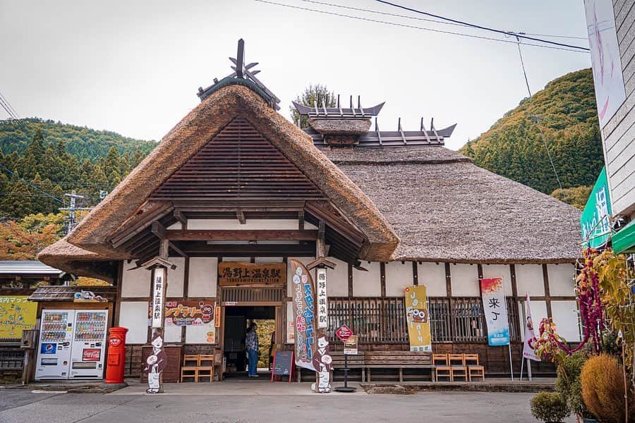 福島県さんのインスタグラム写真 - (福島県Instagram)「【ふくしま絶景と絶品のリアル】vol.5 湯野上温泉駅  大内宿の最寄りの会津鉄道の駅です。全国でも珍しいかやぶき屋根の駅舎で、中には囲炉裏があり、のんびりとお茶を飲むこともできます。また、行き交う列車を眺められる湯量豊富な温泉足湯も隣接しています。  #湯野上温泉駅 #会津鉄道 #下郷町 #南会津地方 #福島県 #simogotown #fukushima #traveljapan #futurefromfukushima #ふくしまからはじめよう #新しい生活様式からはじめよう」10月31日 17時01分 - realize_fukushima