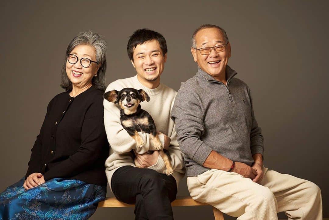 光本勇介のインスタグラム：「20年ぶりに家族写真を撮って頂いた。この20年の間に家族になったジェイクも一緒に。」