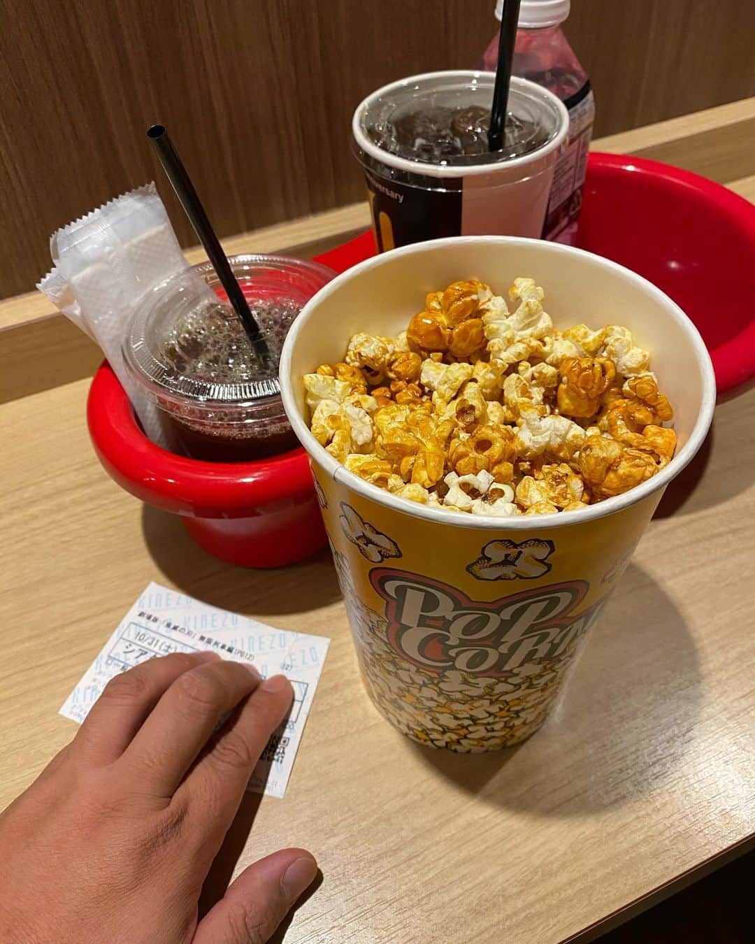 クロちゃんさんのインスタグラム写真 - (クロちゃんInstagram)「菊地がポップコーン食べたいって言うから頼んだけど、今日は映画館内で食べるの禁止の日だから、始まる前に外で食べるはめになるとは、トホホだしん！」10月31日 17時00分 - kurochandesuwawa