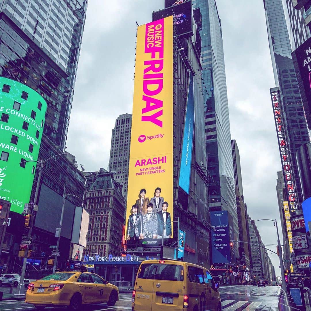 嵐（ARASHI）さんのインスタグラム写真 - (嵐（ARASHI）Instagram)「ニューヨークのタイムズスクエアに嵐が出現 🎉🗽✨ @spotifyJP のNew Music Fridayで今すぐ#PartyStarters を聴いてね🎶 Bringing the party to Times Square in NYC!  Listen to #PartyStarters now on New Music Friday - only on @spotify !  Link in bio. #嵐 #ARASHI」10月31日 17時00分 - arashi_5_official