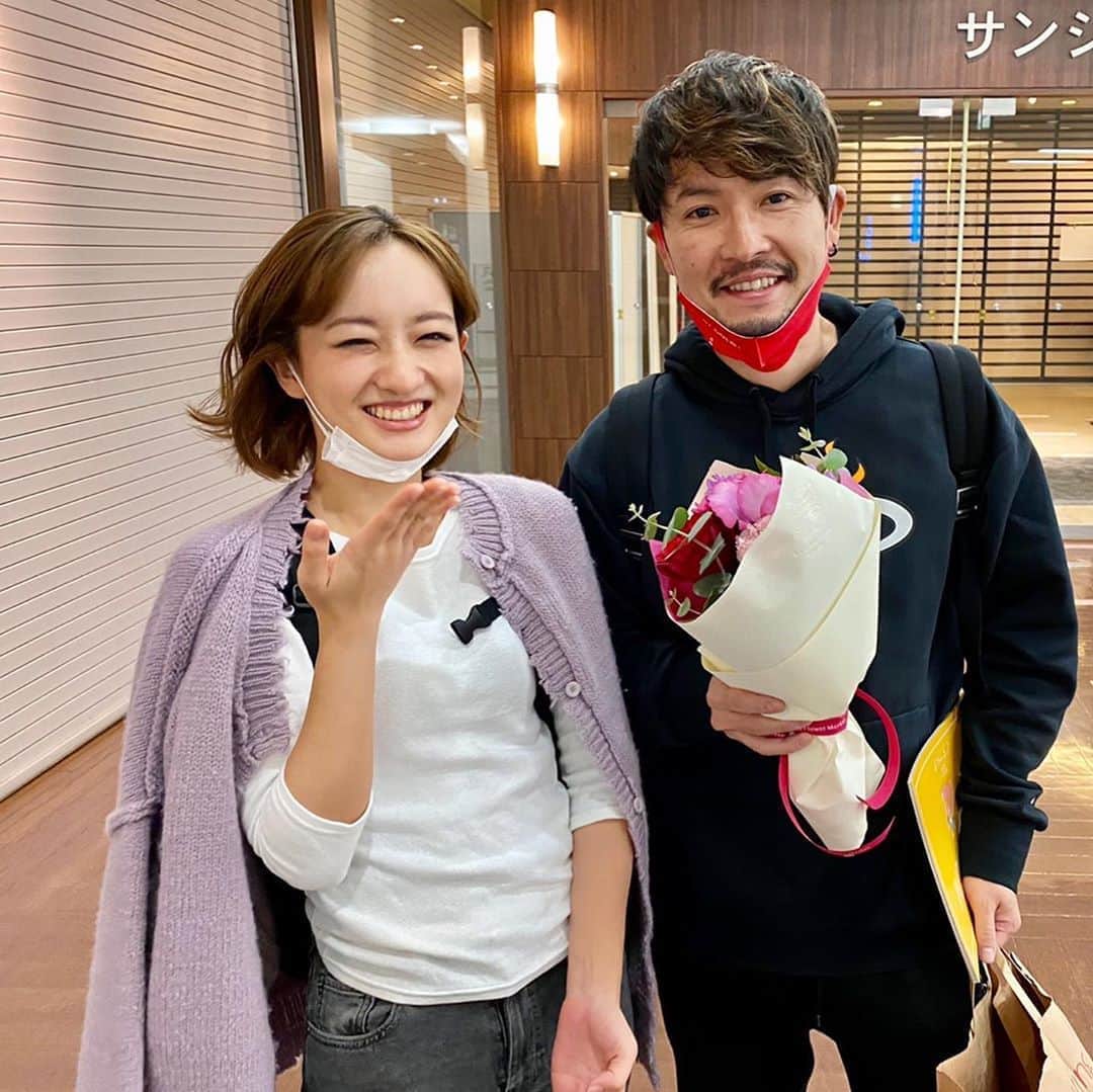 のインスタグラム：「りんちゃんと。  コロナで面会はできないんですけど、昨日は閉館ギリギリで外に出たらりんちゃんに遭遇。 🌹💐ありがとう！ るるぶの中村さん、社長、マネージャーさん、バチェラー の監督、父、友達、相方、ファンのみんな。(名前上げたいところ控えます🍀) 写真も会うこともできないけど、カーテンコールのとき必死に探してます。ありがとう！ まだまだ最終公演まで長いので、体調をとにかく崩さないようにがんばります＊ 東京、札幌、大阪。まだチケットありますので、よろしくね。 イラストグッズも🌞🍒 それでは第二部いってきます」