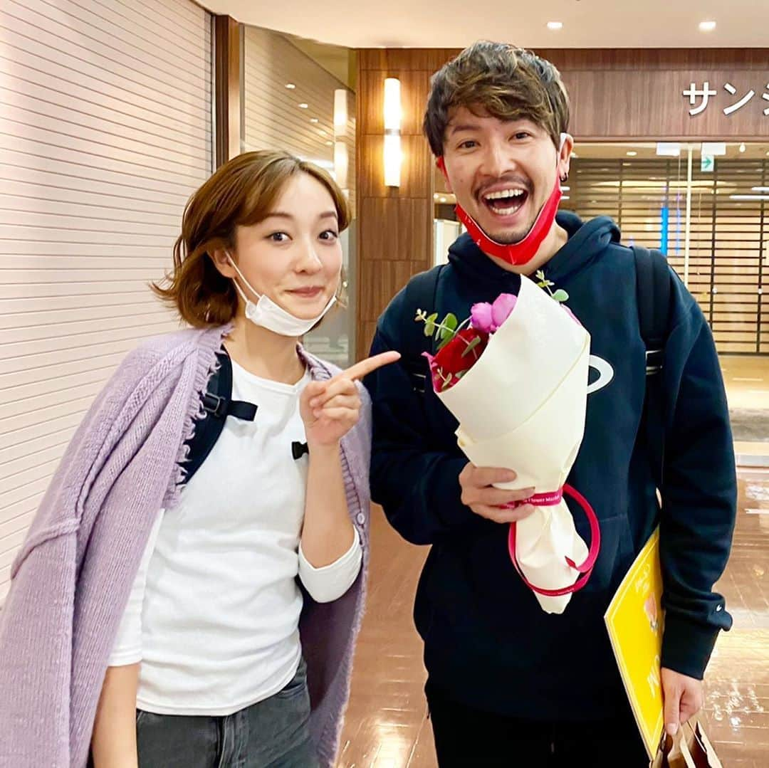 倉田茉美さんのインスタグラム写真 - (倉田茉美Instagram)「りんちゃんと。  コロナで面会はできないんですけど、昨日は閉館ギリギリで外に出たらりんちゃんに遭遇。 🌹💐ありがとう！ るるぶの中村さん、社長、マネージャーさん、バチェラー の監督、父、友達、相方、ファンのみんな。(名前上げたいところ控えます🍀) 写真も会うこともできないけど、カーテンコールのとき必死に探してます。ありがとう！ まだまだ最終公演まで長いので、体調をとにかく崩さないようにがんばります＊ 東京、札幌、大阪。まだチケットありますので、よろしくね。 イラストグッズも🌞🍒 それでは第二部いってきます」10月31日 17時10分 - sena_sayu122