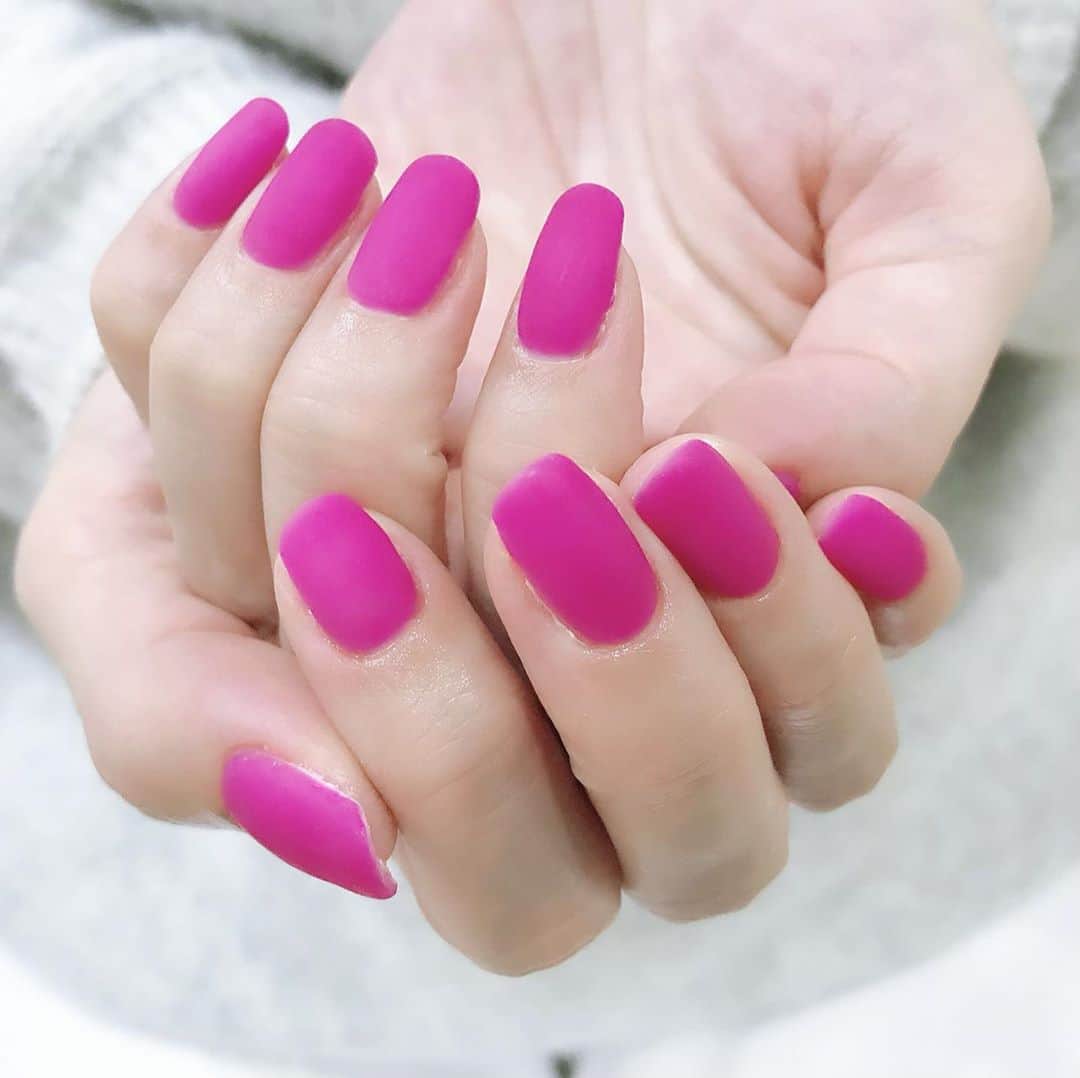 なかやまちえこのインスタグラム：「マットなpink💫⠀ ⠀ きまぐれピグメント  リリアン0518とクリア を混ぜて2度塗り⠀ ↓ ドミニクもクリアと混ぜて塗ります⠀ ↓⠀ トップの後にマットコートです。⠀ ⠀ #nail #nails #nailart #ネイル #美甲 #ネイルアート  #japanesenailart #manucure #japanesenails #manicurist #gelnails #أظافر #네일아트 #미용 #vẽmóng #pinknails #ピンクネイル #matnails #マットネイル @mypanda.mypanda」