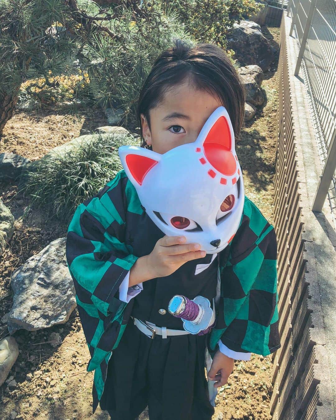 かなのインスタグラム：「． Happy Halloween👻 ． 炭治郎になりきってたよ😂💕 (5枚目は攻撃受けちゃってるw) 相当お気に入りだったから買って良かった🥰 ． ． #halloween#happyhalloween#kimetsunoyaiba#鬼滅の刃#炭治郎」